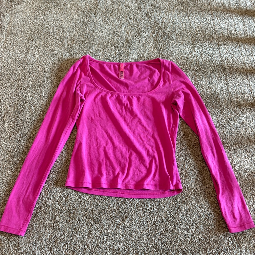 SKIMS Long Sleeve Scoop Neck Top